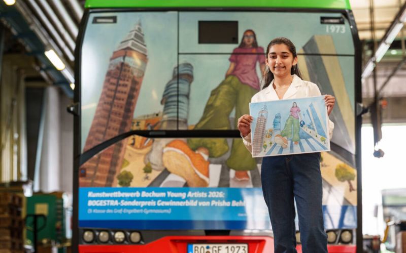 Prisha (sie besucht die 9. Klasse des Graf-Engelbert-Gymnasiums) hat den Sonderpreis des Kunstwettbewerbs Bochum Young Artists erhalten. Foto: Bogestra / Wiciok