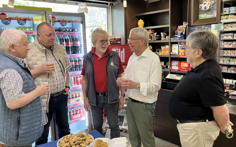 Jürgen Moshage (2.v.r.) verabschiedete sich mit einem kleinen Fest von seinen Kunden. Foto: privat