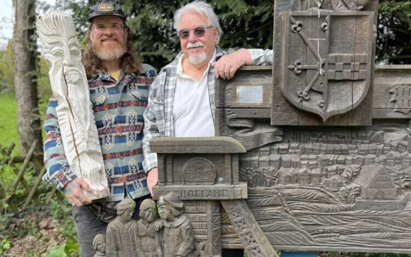 Rolf Tybusseks hölzerne Ansicht auf Wattenscheid steht im Garten vom Helfs Hof. Zur Ausstellungseröffnung im Heimatmuseum kam auch „Salle“, den er zur Kunst inspiriert hatte.