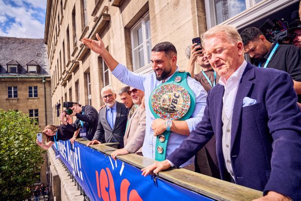 Box-Weltmeister Agit Kabayel aus Wattenscheid wurde im Bochumer Rathaus von Oberbürgermeister Jörg Lukat für seinen sportlichen Erfolg geehrt und trug sich ins Goldene Buch der Stadt ein. Er erhielt auf dem Rathausbalkon offiziell seinen WBC-Weltmeistergürtel. Eine Mengenmenge jubelte ihm zu. Fotos: Dennis Yenmez/Stadt Bochum
