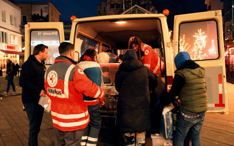 Die mobilen Teams sind in den Nachmittags- und Abendstunden unterwegs, wenn die Temperaturen weiter fallen und die Menschen besonders auf Unterstützung angewiesen sind. Sie verteilen Hilfsgüter, hören zu und begegnen den Betroffenen mit Respekt und auf Augenhöhe. Foto: DRK