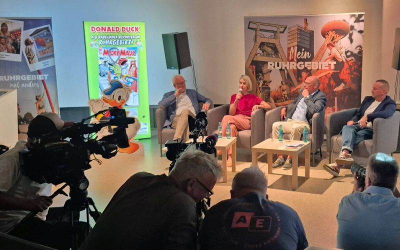 Volle Hütte bei der Pressekonferenz im Bergbaumuseum mit (v.l.) Garrelt Duin (RVR), Museumschefin Prof. Dr. Sunhild Kleingärtner, Axel Biermann (RTG) und Verlagsleiter Jörg Risken.