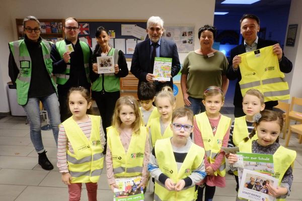 Verkehrswacht verteilt Mediensets und Warnwesten
