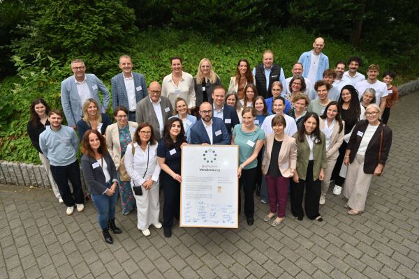 Die „Bochumer Verabredung“ will gemeinsam Menschen helfen, die unter Einsamkeit leiden – ein stilles Leiden, das jeden treffen kann. Foto: Lutz Leitmann/Stadt Bochum