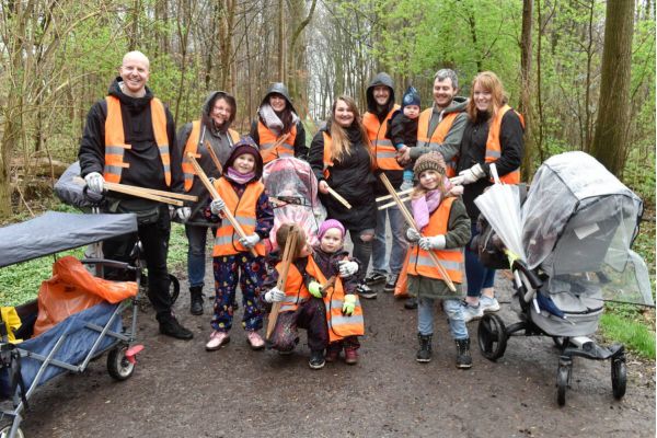 Marcel Stehl mit seiner Stadtputz-Gruppe im Volkspark Hiltrop