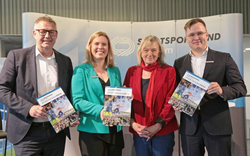 Traditioneller Höhepunkt beim Sommertreff: die Präsentation der Sportschau Bochum mit (v. li.) Frank Thiel, Sprecher der Geschäftsführung der Stadtwerke Bochum Holding GmbH, Katharina Lodde (Sparkasse Bochum), Gaby Schäfer (Vorstandsvorsitzende des Stadtsportbundes Bochum e. V.) und Marvin Umlauf (Sparkasse Bochum). Foto: Andreas Molatta