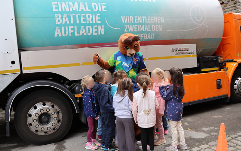 Jeder Grundschüler durfte mal im Fahrerhaus sitzen, um zu sehen, dass man im toten Winkel nichts erkennen kann. Fotos: USB