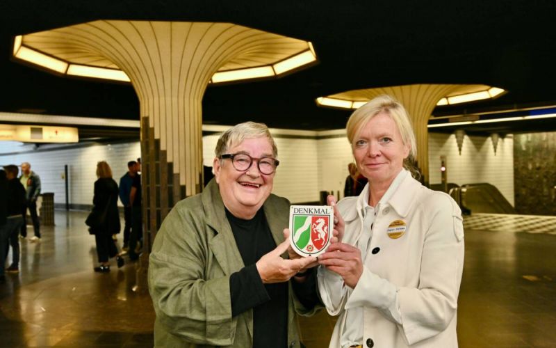 Dagmar von der Stadt Bochum übergab die Denkmalpalette an Bezirksbürgermeisterin Barbara Jessel. Fotos: Lutz Leitmann/Stadt Bochum