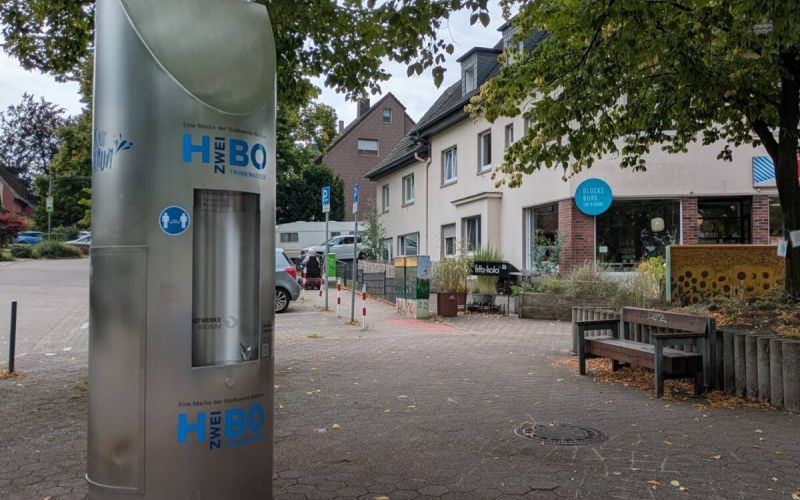 Im Kirchviertel an der Glücksburger Straße Ecke Brenscheder Straße können Bürgerinnen und Bürger in Bochum ab sofort ihre Flaschen mit frischem Trinkwasser füllen. Foto: STWBO
