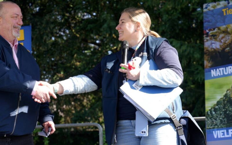 Gina Maaßen und Bezirksbürgermeister Holger Dünnebacke bei der Eröffnung des Umwelt- und Nachhaltigkeit-Tages im Stadtgarten. Foto: Tierpark
