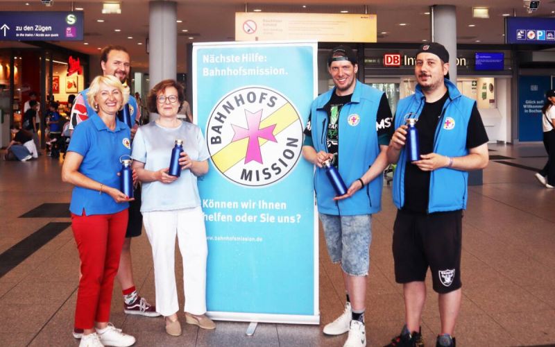 Daria Sengüner, Roman Tetzlacht und Barbara Menke mit zwei der Ehrenamtlichen der Bochumer Bahnhofsmission (v.l.n.r.). Foto: Caritas Ruhr-Mitte