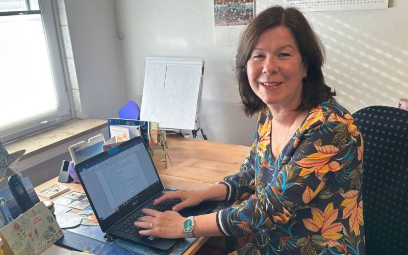 Die Kornharpener Krimi-Autorin Daniela Gesing an ihrem Schreibtisch in Kornharpen