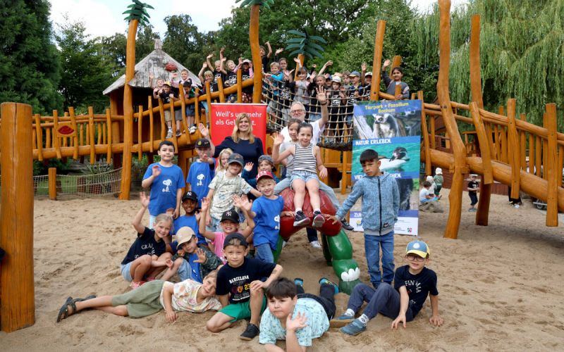 Sarah Kalender von der Sparkasse Bochum und Zoodirektor Ralf Slabik begrüßen die Erstklässlerinnen und Erstklässler der Gräfin-Imma-Schule im Tierpark + Fossilium Bochum. Foto: Sparkasse Bochum