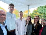 Tobias Willée (2. v. li.) und Leonard Balzer (3. v. li) gehören zu den zehn Studierenden, die in die „Dean‘s List“ der Fakultät für Wirtschaftswissenschaft der Ruhr-Universität Bochum aufgenommen wurden. Dirk Stumpe, (v. li.), Selin Adam, Lea Otto und Nivisiya Nithiyanantham von der Sparkasse Bochum stellten den beiden beim ersten persönlichen Treffen das Förderprogramm der Sparkasse Bochum vor. Foto: Sparkasse Bochum