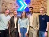 Das Team von easy pisy verlässt sich in Finanzfragen auf André Lehmitz (2. v. li.) und Jeffrey Malcherek (4. v. li.) von der Sparkasse Bochum. Foto: Sparkasse Bochum