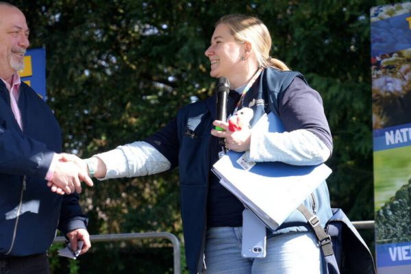 Gina Maaßen und Bezirksbürgermeister Holger Dünnebacke bei der Eröffnung des Umwelt- und Nachhaltigkeit-Tages im Stadtgarten. Foto: Tierpark