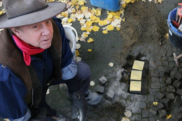 Der Kölner Künstler Gunter Demnig (li.) verlegt am 30.10.2009 in Bochum mit handwerklicher Unterstützung von Jörg Spieckermann vom Technischen Betrieb der Stadtverwaltung sogenannte "Stolpersteine". Hier für die Familie Davids an der Graf-Engelbert-Str. 24: Ingeborg, Sally und Else (geb. Capell) Davis +++ Foto: Lutz Leitmann/Stadt Bochum, Presseamt