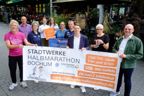 Die Menschen hinter dem Stadtwerke Halbmarathon Bochum, von links nach rechts: Gerd Stegemann (Aktion Canchanabury), Michael Huke (TV Wattenscheid 01), Sabine Braun (TV 01), Dajana Scherer, Saskia Steudte (beide VIACTIV), Fisun Hagemeier, Sebastian Kraus (TV 01), Jascha Dröge (Sprecher Stadtwerke Bochum), Sabine Jacobi (TV 01) und Hans-Martin Reinhardt (Picard). Foto: TV Wattenscheid 01/Ingo Knosowski