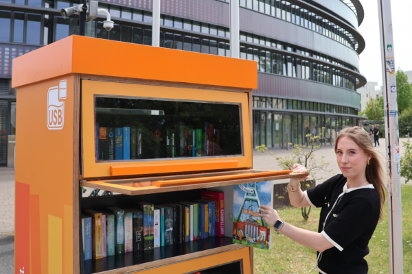 Leserratten werden ab sofort auch beim USB-Bücherschrank am Neuen Gymnasium Bochum fündig. Foto: USB