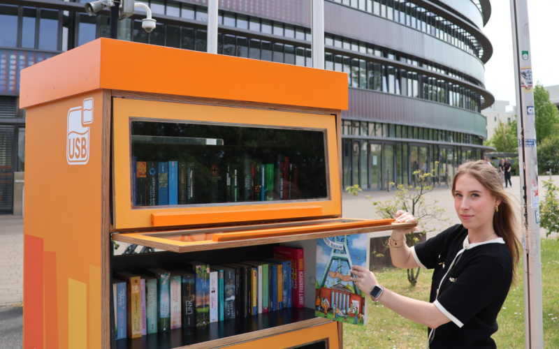 Leserratten werden ab sofort auch beim USB-Bücherschrank am Neuen Gymnasium Bochum fündig. Foto: USB