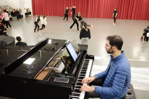 Klavierfestival: Schüler und Schülerinnen tanzen zu Debussy und Ravel