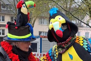 Marion Kensy, Vorsitzende des Vereins Gerther Treff, amüsierte sich beim Flohmarkt mit dem schrägen Vogel.