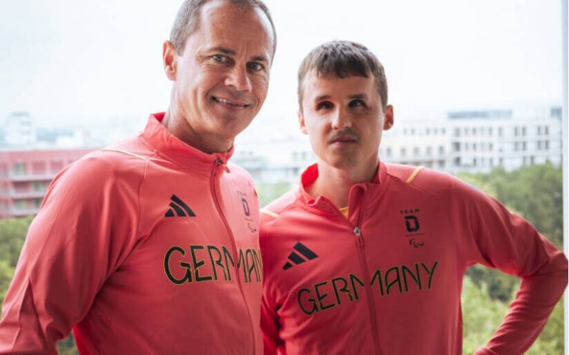 Alexander Kosenkow (links) mit dem sehbehinderten Sprinter Marcel Böttger