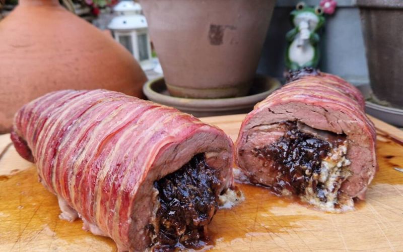 Gefülltes Rinderfilet mit roten Portwein-Zwiebeln, Bacon und Blauschimmelkäse