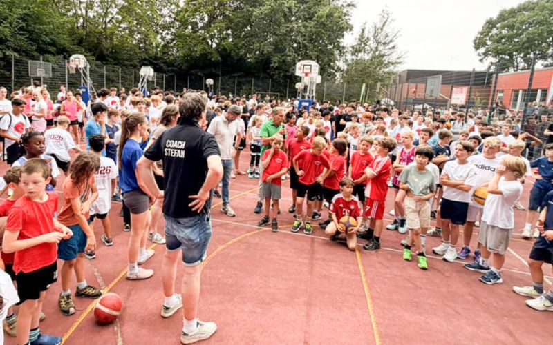 Mit 138 Teams nahmen nochmal mehr Teams am NRW3x3-Turnier in Bochum teil als im Vorjahr. Viele Kinder und Jugendliche hatten viel Spaß in der Gemeinschaft. Foto: Dirk Unverferth /NRW-Tour Team /hfr.
