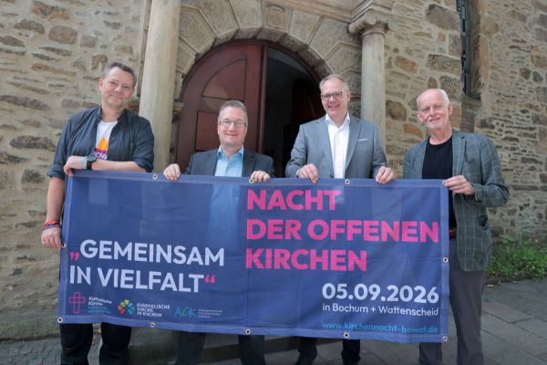 Vor der Pauluskirche Bochum stellten die Beteiligten die Kirchennacht 2026 vor, das Bild zeigt v.l.n.r. Pastor Tim Linder (ACK Bochum), Katholikenratsvorsitzender Christian Schnaubelt, Superintendent Dr. Gerald Hagmann (ev. Kirche Bochum) und Stadtdechant Propst Michael Ludwig (kath. Stadtkirche Bochum + Wattenscheid). Foto: Sebastian Sendlak / Bochum-Journal