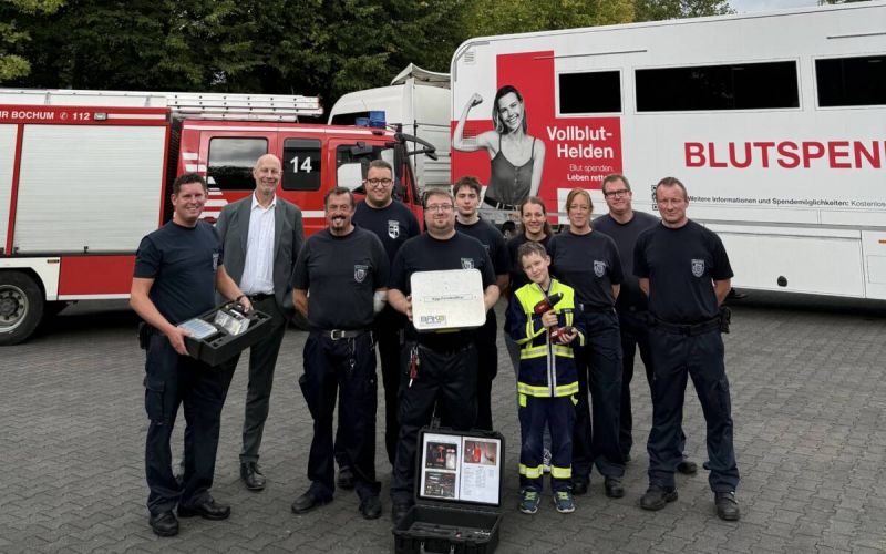 Die Löscheinheit Eppendorf-Höntrop kann jetzt ein zweites Einsatzfahrzeug mit einem Zieh-Fix-Koffer ausstatten. Foto: Stadt