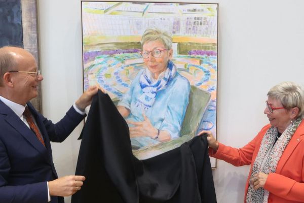 Portrait von Carina Gödecke in Galerie aufgenommen