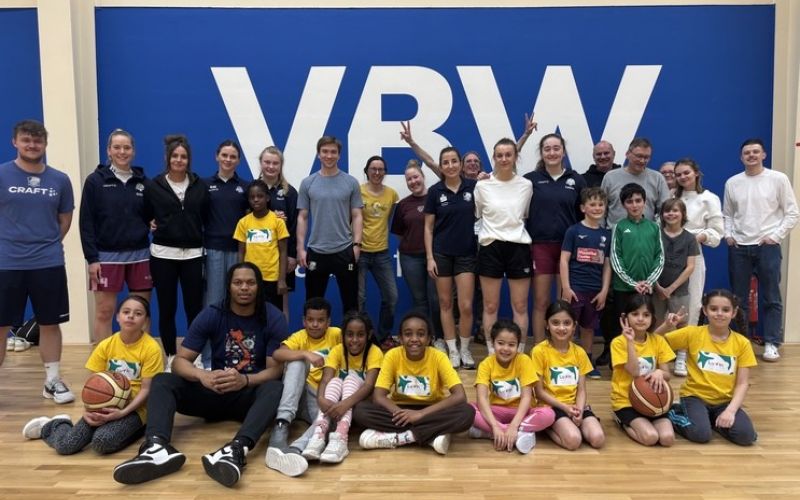 Der Nachwuchs hat die Begegnung mit den VfL AstroStars, VfL AstroLadies und VfL SparkassenStars genossen. Foto: VBW