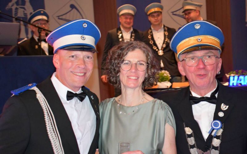 Das Maiabendfest 2026 kann kommen. : Ingo I. Battefeld regiert den BSV Harpen. Das Foto zeigt den König mit Adjutant Frank "Subo" Subkowski und Königsbegleiterin Marita Hintemann. Foto: BSV Harpen