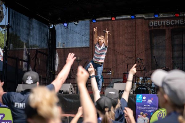 Michael Wurst ist ein Chamäleon mit Herz, nicht nur in der Musik: Er ist Sänger, Entertainer, Moderator und Stadionsprecher.