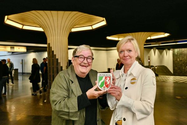 Dagmar von der Stadt Bochum übergab die Denkmalpalette an Bezirksbürgermeisterin Barbara Jessel. Fotos: Lutz Leitmann/Stadt Bochum