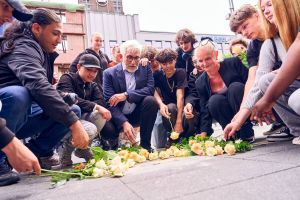 Oberbürgermeister Jörg Lukat stellte die Stolperschwelle am Montag, 8. Juni, bei ihrer Verlegung vor. Fotos Stadt Bochum / DYenmez
