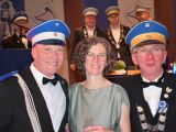 Das Maiabendfest 2026 kann kommen. : Ingo I. Battefeld regiert den BSV Harpen. Das Foto zeigt den König mit Adjutant Frank "Subo" Subkowski und Königsbegleiterin Marita Hintemann. Foto: BSV Harpen