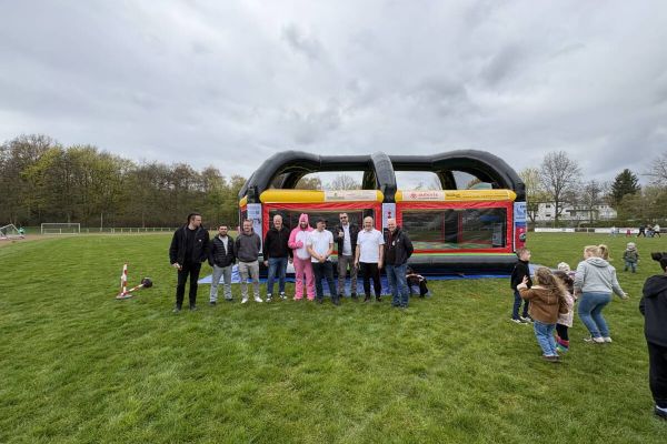 Die neue Hüpfburg wurde bei "Ostern in Dorf" in Kornharpen übergeben.