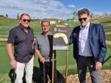 Georg Petrich (RWE), Betreiber Heiner Rogmann und Ost-Bezirksbürgermeister Dr. Dirk Meyer (v.li.) an der „Grubenkurve“. Foto: Eberhard Franken