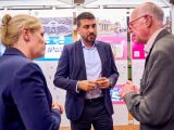 Oberbürgermeister Jörg Lukat eröffnete gemeinsam mit Norbert Lammert (Bundestagspräsident a. D.) und dem Bundestagsabgeordneten Serdar Yüksel die Wanderausstellung des Deutschen Bundestags in der Volkshochschule Bochum. Die Ausstellung informiert über Aufgaben, Arbeitsweise und Geschichte des Parlaments. Foto: Dennis Yenmez / Stadt Bochum