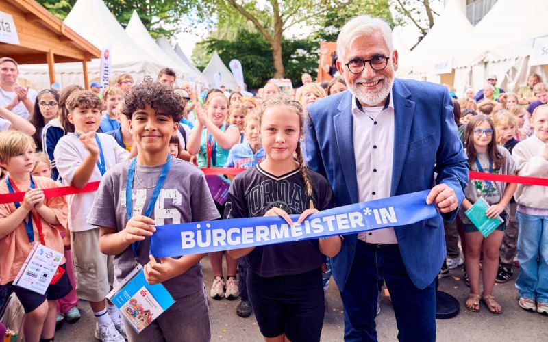 Bei der Kinderstadt im Rahmen des Ferienpasses 2026 wählten die Kinder ihren Kinderbürgermeister. Oberbürgermeister Jörg Lukat begleitete die anschließende Amtseinführung. Fotos: Dennis Yenmez/Stadt