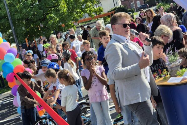 Bezirksbürgermeister Dr. Dirk Meyer bei der Eröffnung des umgestalteten Hofs der Grundschule Laer. Fotos (3): Eberhard Franken