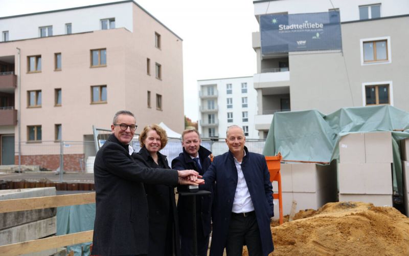 Im Oktober vergangenen Jahres wurde die Baustelle eingeweiht (v. l.): VBW-Geschäftsführer Norbert Riffel, Heike Möller (Amtsleiterin des Amts für Stadtplanung Bochum), Staatssekretär Daniel Sieveke vom Ministerium für Heimat, Kommunales, Bau und Digitalisierung des Landes NRW, Alexander Rychter (Vorstand und Verbandsdirektor VdW Rheinland Westfalen). Fotos: Dominik Neugebauer, VBW
