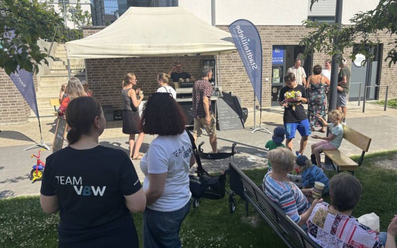 Gemütliche Runde im Quartier: Beim Quartiersfest gab es nicht nur Kaffee und Kuchen, sondern auch die Gelegenheit zum direkten Dialog. Foto: VBW