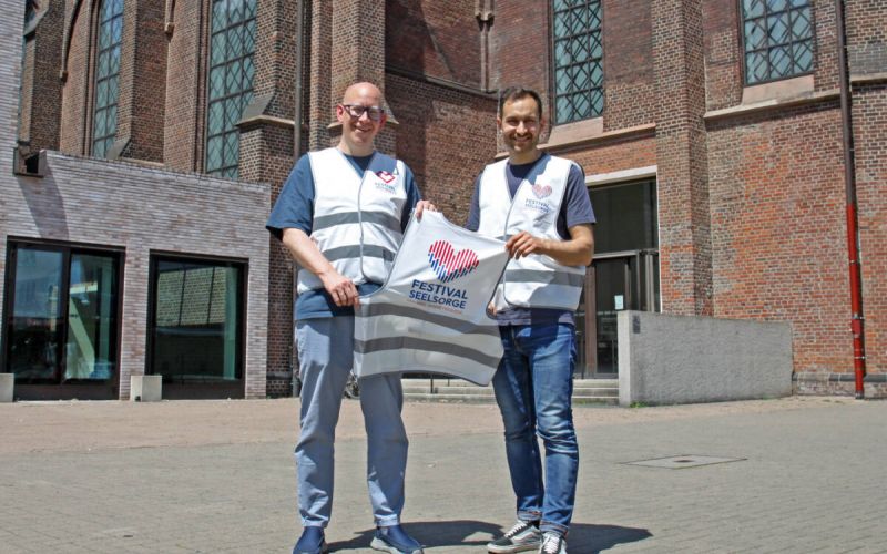 Während Bochum Total wird die Festivalseelsorge vor dem Musikforum haben. Michael Diek und Constantin Decker (v.l.) stellten das Angebot vor. Foto: EKVW