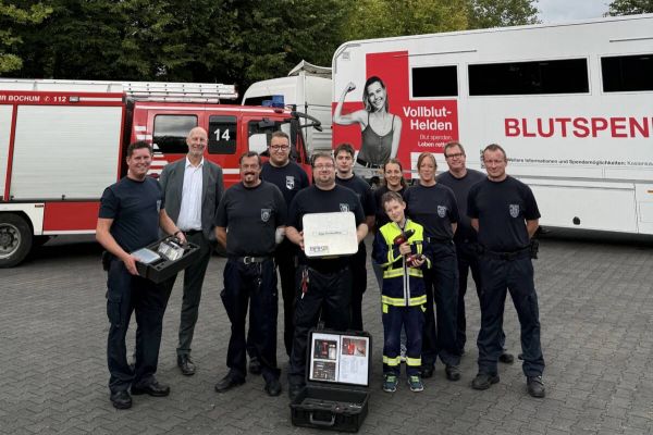 Die Löscheinheit Eppendorf-Höntrop kann jetzt ein zweites Einsatzfahrzeug mit einem Zieh-Fix-Koffer ausstatten. Foto: Stadt