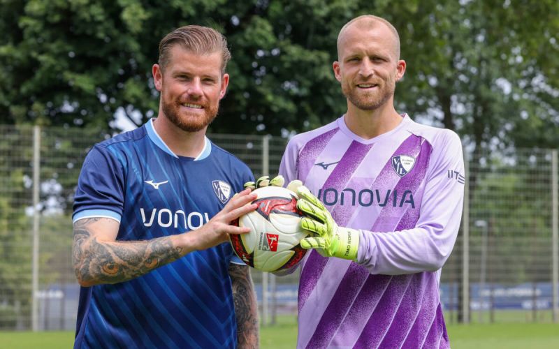 Rollentausch für das hallobo.1848-Magazin: Philipp Hofmann schlüpft in die Rolle des Torhüters, während Timo Horn sich als Stürmer versucht. Auf ihren angestammten Positionen zählen beide Spieler auch in der neuen Saison zu den wichtigsten Stützen des VfL Bochum. Foto: firo sportfotos