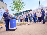 Oberbürgermeister Jörg Lukat und die Parlamentarische Staatssekretärin Sabine Poschmann vom Bundesbauministerium weihten die umfassend modernisierte Grünverbindung „Auf dem Kreuz“ ein. Foto: Stadt Bochum, Dennis Yenmez