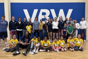 Der Nachwuchs hat die Begegnung mit den VfL AstroStars, VfL AstroLadies und VfL SparkassenStars genossen. Foto: VBW